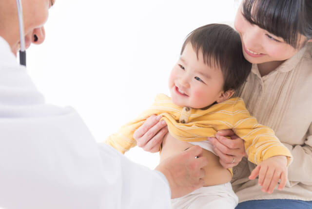 医師の診察を受ける男の子
